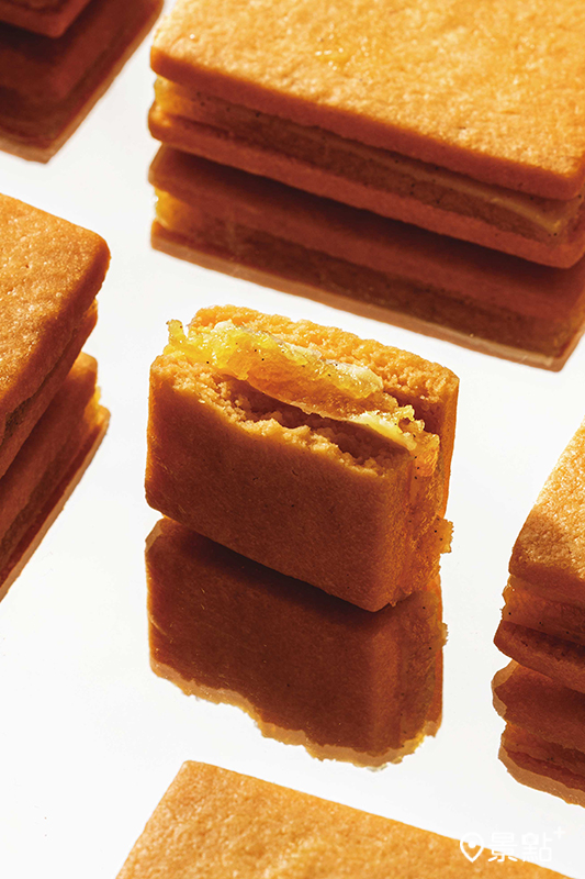 香草鳳梨⾦磚6入 禮盒售價620元。