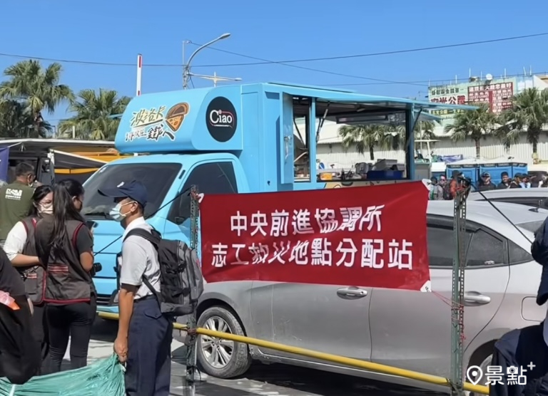 張瑞夫分享花蓮光復火車站外頭可以看見志工救災地點分配站的布條(不只一個)，鏟子超人們可在這裡選擇信任的單位登記並等候分配。