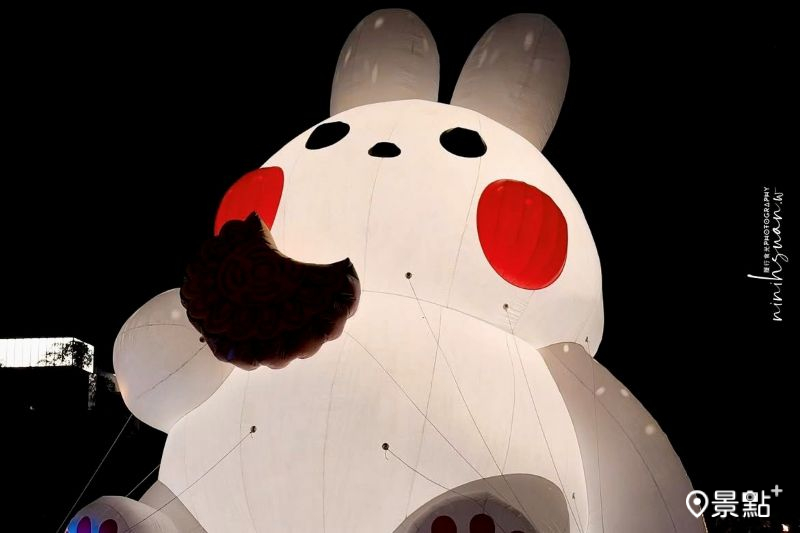 巨型兔兔吃月餅超萌！10大燈飾裝置中秋必打卡