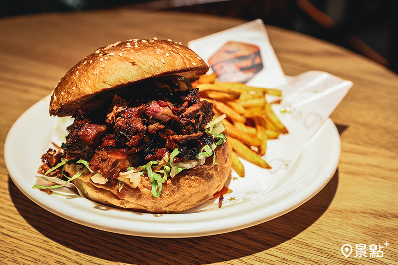 煙燻牛胸碎肉堡。