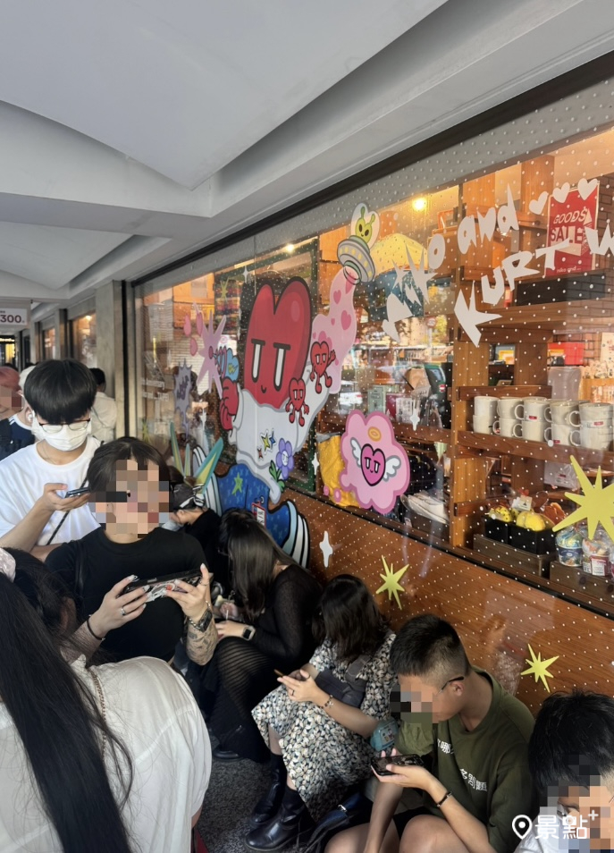 10月1日開賣首日排隊人潮。