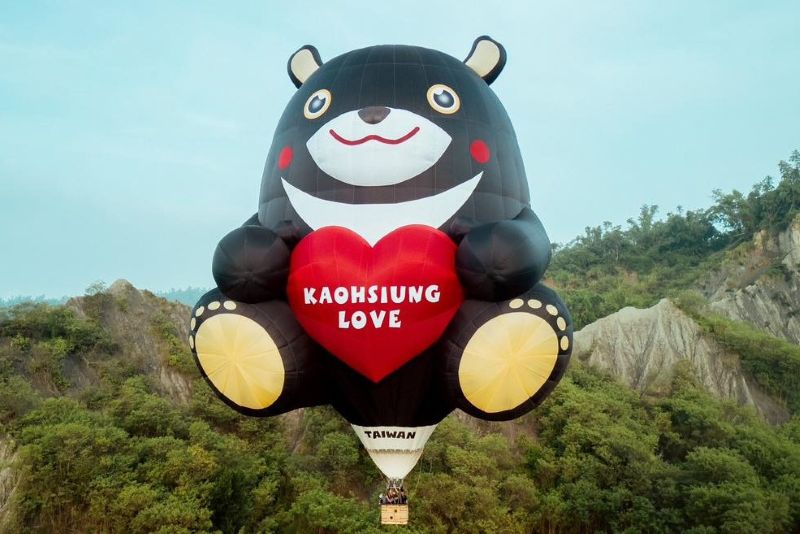 「2025高雄愛．月熱氣球」28米高雄熊熱氣球登場。（圖／高雄愛·月熱氣球）