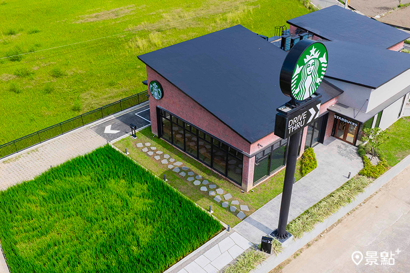 星巴克苑裡稻香門市將Logo巧妙化為「稻田彩繪」。（圖／星巴克，以下同）