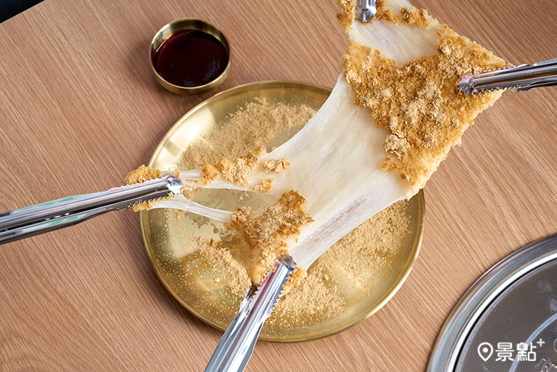 「髒髒的年糕」外酥內軟又綿密，一起享用最好吃。