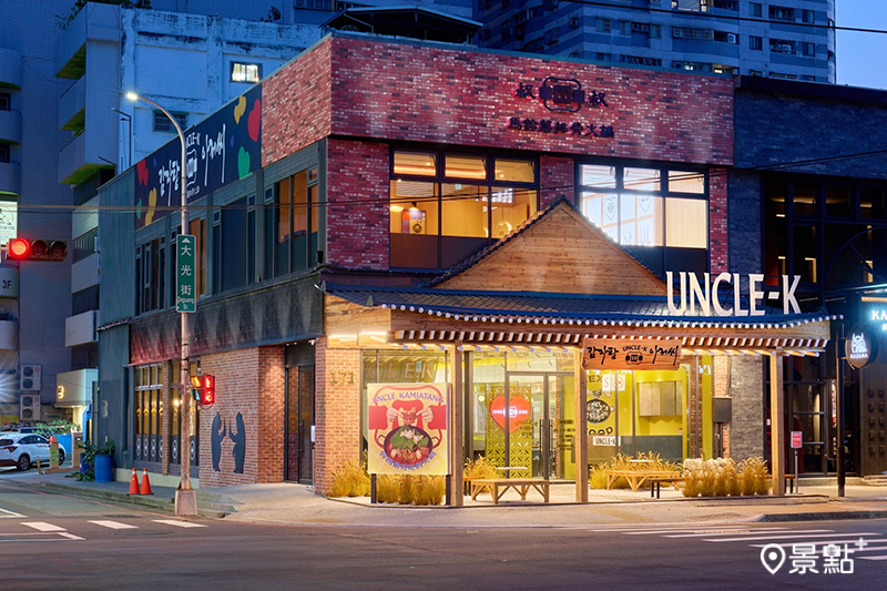 入夜後的Uncle-K馬鈴薯排骨火鍋公益店更顯氛圍十足。
