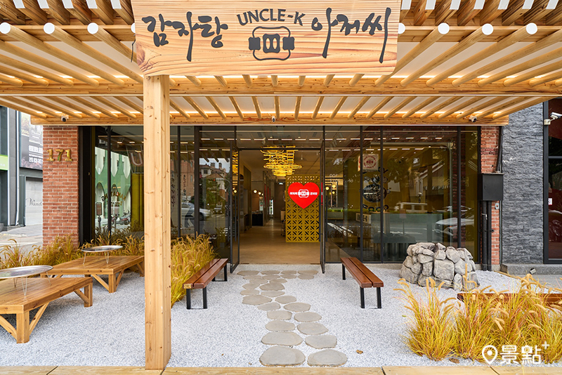 以傳統韓屋設計的大門口，讓人有秒飛韓國的錯覺。