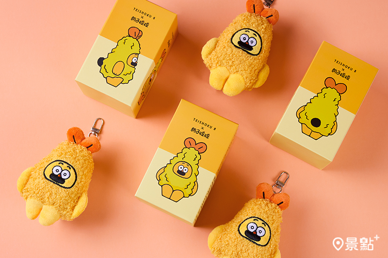 結合定食8人氣商品炸蝦造型的絨毛玩具掛飾，可以掛包包、當鑰匙圈。