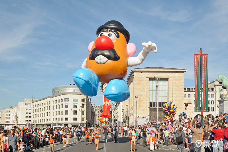 香港首次巨型卡通氣球遊行「Merry-Balloon」，近20個人氣角色化身巨型氣球翱翔維港上空。（圖／香港旅遊發展局，以下同）