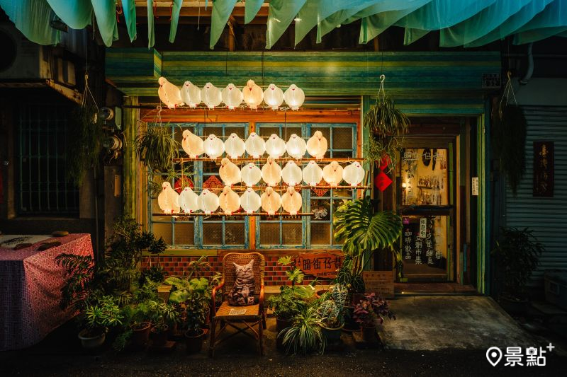 《暗街白光》。