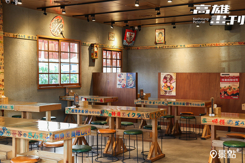 店內餐桌以海鮮木箱為靈感製作，搭配各種可愛的復古小物，彷彿來到日本昭和時代的大眾酒場。