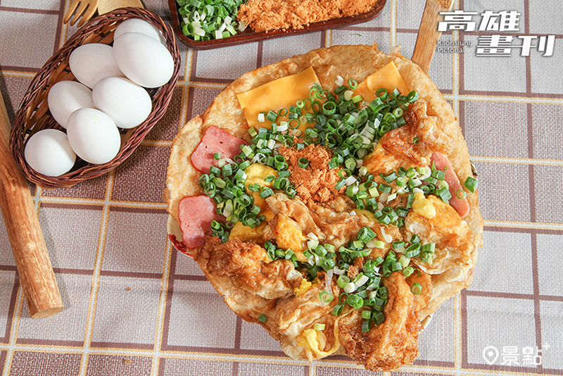 加入7顆蛋、肉鬆、火腿、培根、起司、洋蔥和滿滿青蔥的一號特製霸王匯蔥油餅。