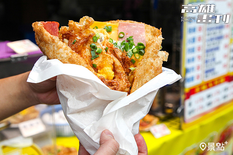 特製蔥油餅分量爆炸到連餅皮都無法捲起，被網友笑稱像是在拿捧花。