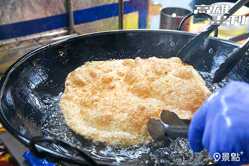 呷等炸蛋蔥油餅餅皮使用老麵製作，麵皮香Q有嚼感，還不會脹胃。