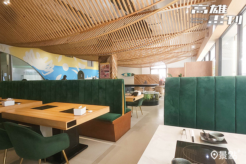 內部寬敞愜意的空間，共有144席座位，以搖椅、熱帶植物與衝浪板妝點，讓吃美食像是在度假，也適合家人朋友、商務聚餐。