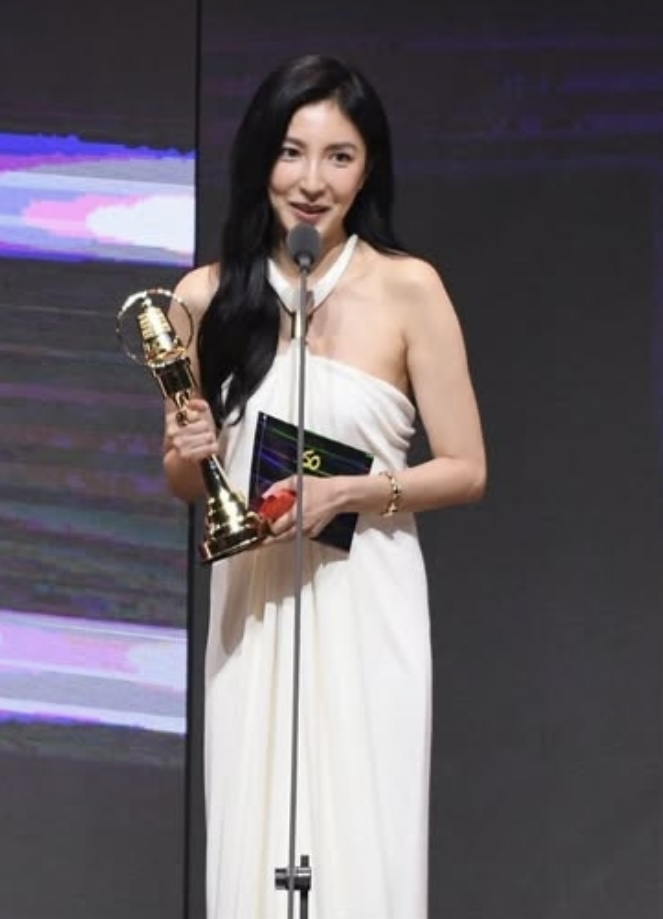 楊謹華以「影后」榮獲金鐘60戲劇類最佳女主角獎。