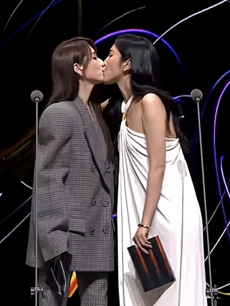 柯佳嬿與楊謹華頒獎時上演「玩親親」！