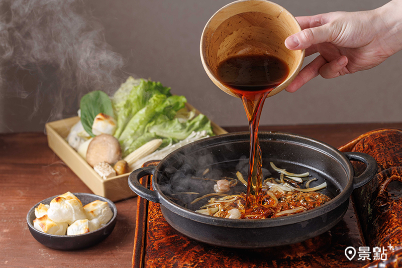 先以和牛牛油炒上白糖與洋蔥，再加入特製壽喜燒醬汁。