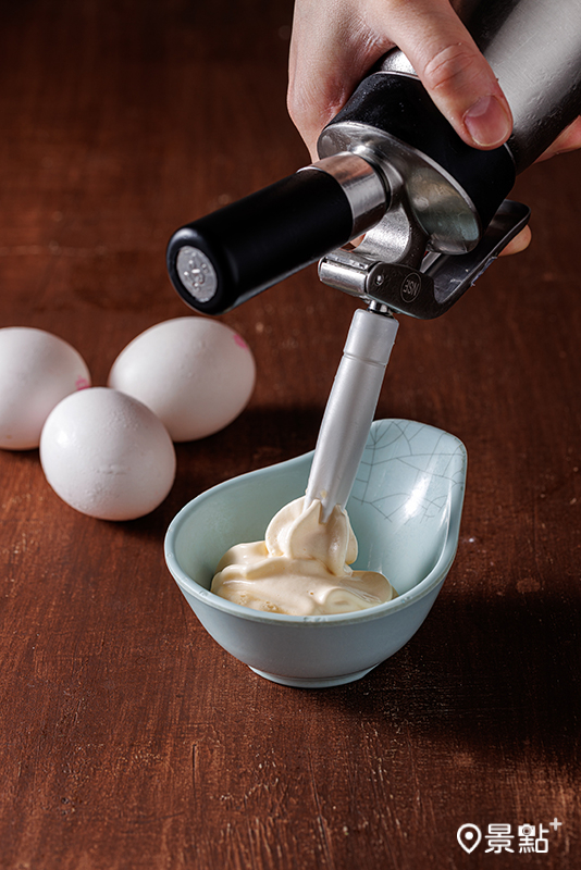 牛喜首創口感輕盈滑順的「蛋液泡泡」搭配壽喜燒，有原味與松露二種口味。