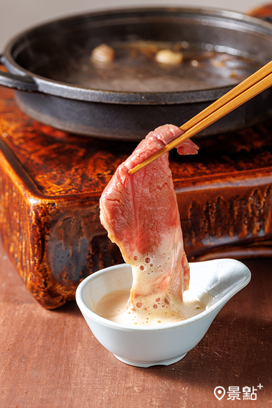 牛喜和牛蘸蛋液泡泡。