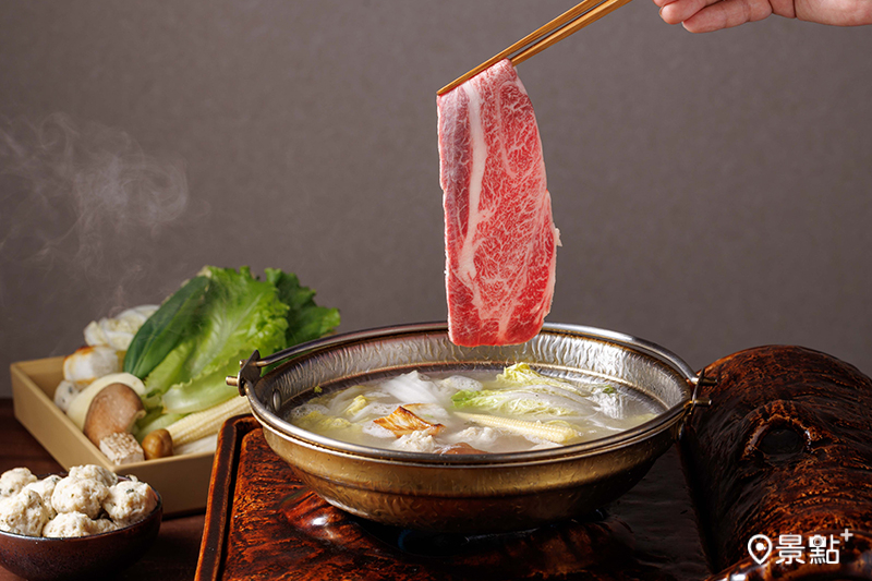 以雞湯為基底的水炊鍋，湯頭溫潤清雅。