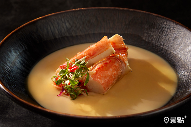 帝王蟹腳花雕蒸 （假日限定）。