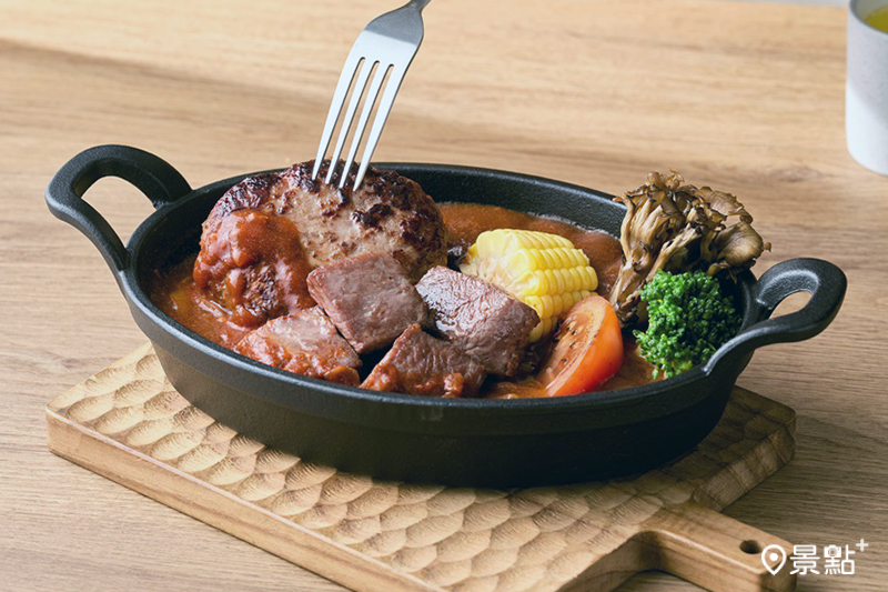 「和牛漢堡排佐炙烤牛排」厚實多汁的和牛漢堡排與炙烤牛排，搭配主廚特製的濃郁紅醬，風味層次分明。