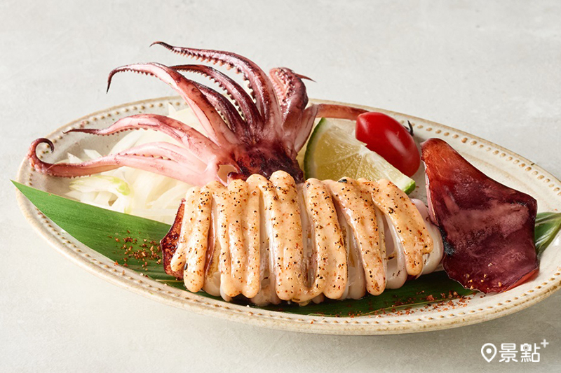 即日起至12/20，憑社群活動畫面內用消費2客（含）以上套餐，就招待「明太子炙烤魷魚」。