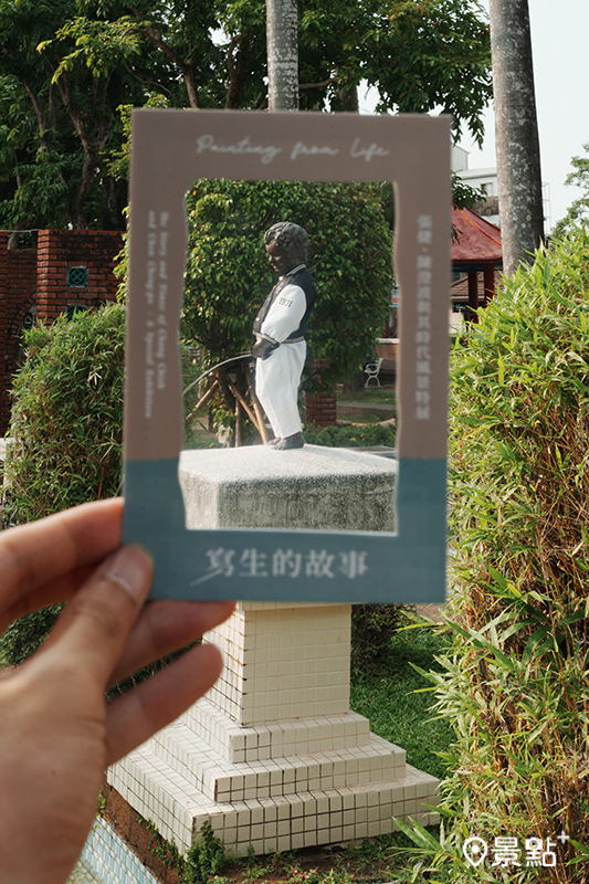 穿著棒球服的嘉義公園尿尿小童雕像成為熱門打卡景點。