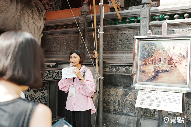 下港女子帶領民眾停駐溫陵媽祖廟，解析陳澄波的創作與地方的關係。