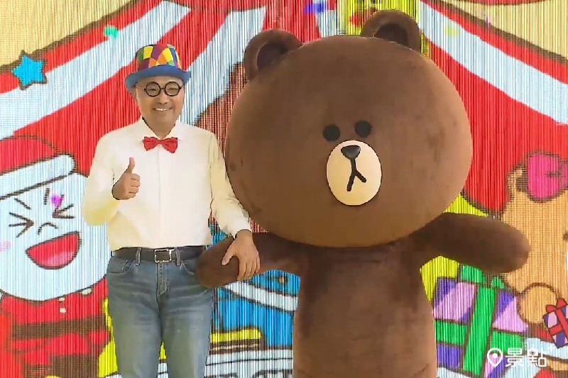 新北市長侯友宜與熊大人偶合影。(圖／新北市政府)