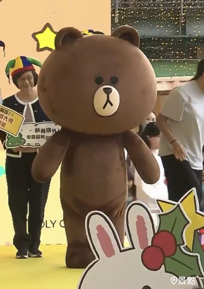 熊大人偶現身新北歡樂耶誕城啟動記者會。