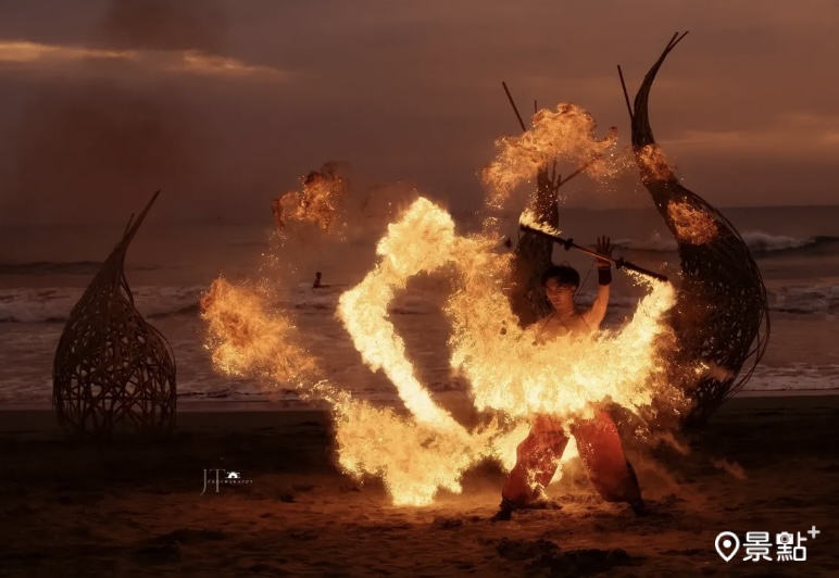 在漁光島登場的國際火舞節吸引許多民眾觀賞。(圖 / jain387)