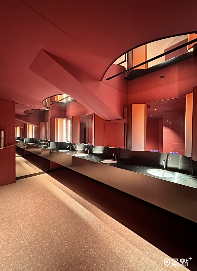 大巨蛋秀泰女廁空間。(圖／景點＋張盈盈，以下同）