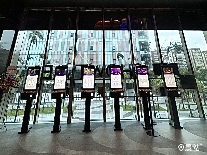 2樓有25座自助售票機。