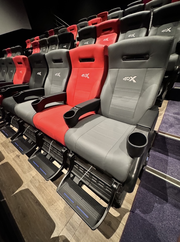 ULTRA 4DX座椅下方有細管會放送氣體，提供足部附近的感官體驗。