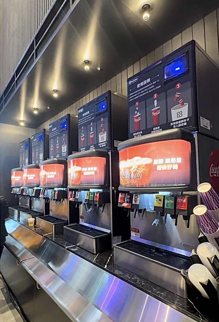自助飲料機台。