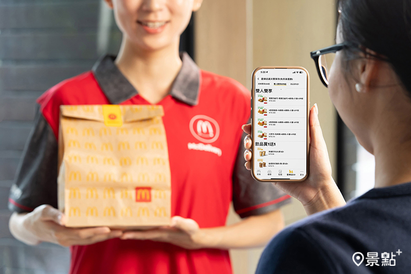 「雙人雙享餐」含指定雙主餐、6塊麥克雞塊、大薯與2杯飲品，優惠價319元起。