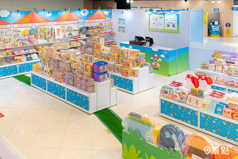 樂園外規劃10週年樂園主題牆，還有車車遊戲區、立體拼圖遊戲區及繪畫閱讀區。