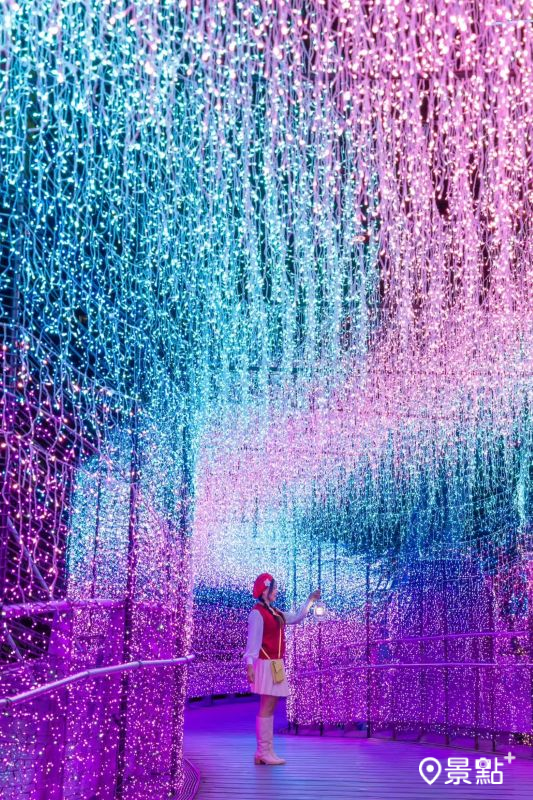 新站路天橋「時光膠囊」亮燈時間17：30至23：00。（圖／yijiun_lee）