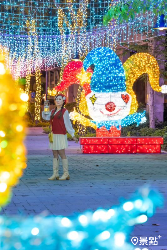 新站路人行道「歡樂小丑派對」亮燈時間17：30至23：00。（圖／yijiun_lee）