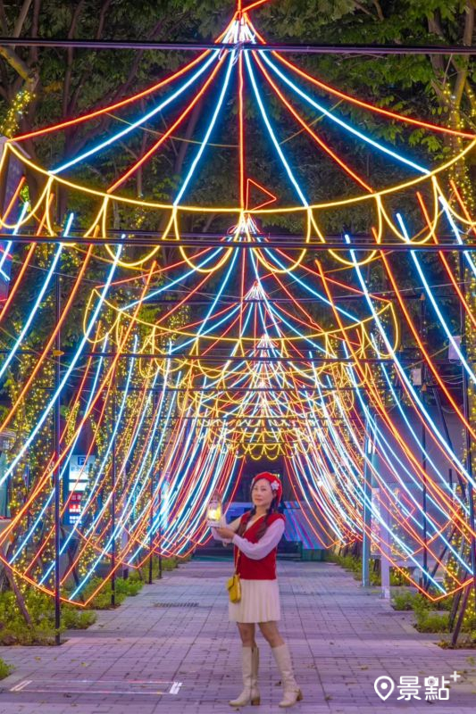 新府路人行道「馬戲棚大道」亮燈時間17：30至23：00。（圖／yijiun_lee）