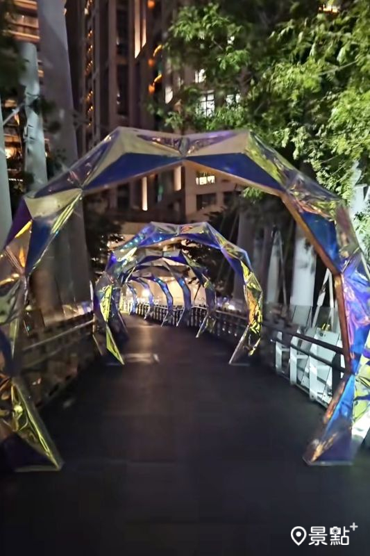 新府路天橋「魔幻舞環」亮燈時間17：30至23：00。（圖／ilushalo）