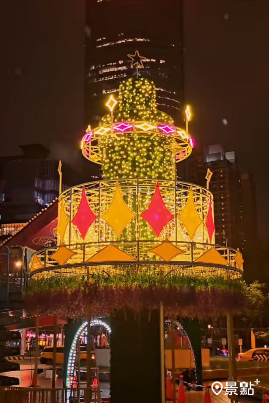 板橋車站東二門「魔幻泡泡塔」亮燈時間17：30至23：00，展演頻率17：30至22：00，每小時4次，每次展演3分鐘。（圖／ilushalo）