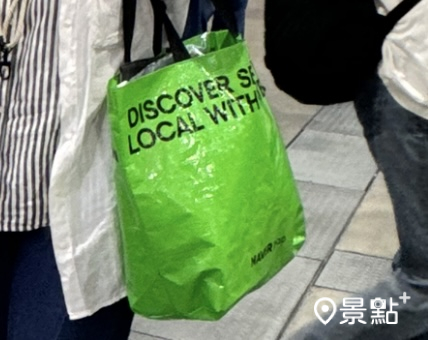 NAVAR的大型購物提袋很多人想要這項贈品。