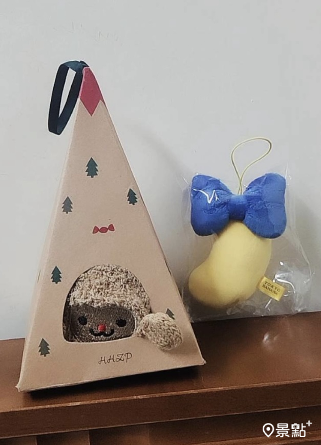 韓國展出單位送出的毛襪、日本展出單位送出的東京芭娜娜小吊飾。