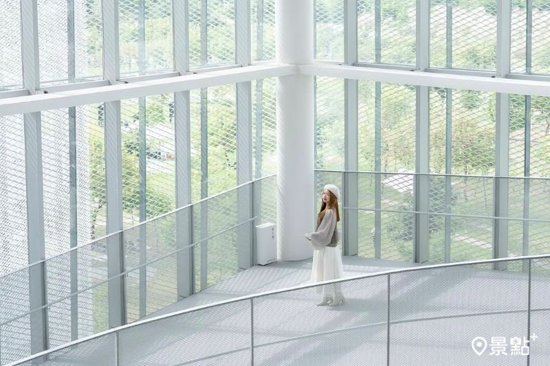 「台中綠美圖」挑高27米幾何美學空間，吸引網友前往取景。（圖／a836024）