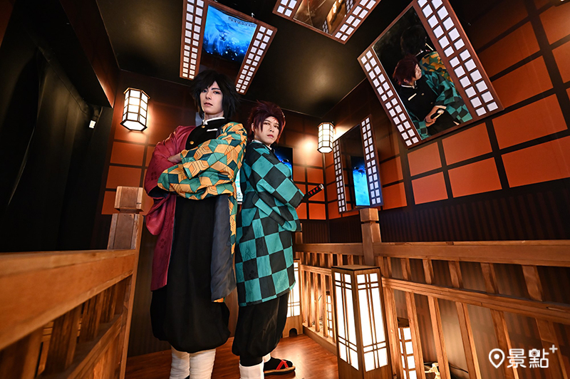 邁向無限城展區中鏡面交錯的反射身影，是絕佳的拍攝熱點！