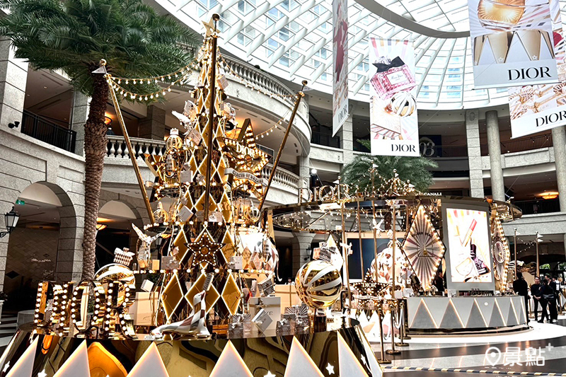 高達5米的DIOR奇幻星願聖誕樹於寶麗廣塲亮相！（圖／景點+ 張盈盈，以下同）