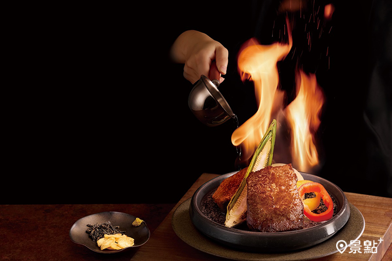 和牛系列主餐，極上火焰和牛牛排（前）、和牛岩板燒（後）。