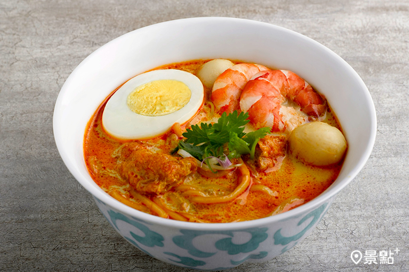 辛香濃郁卻又不失清爽層次的新加坡叻沙麵是熬煮蝦殼與各式香料並加入椰奶製成金黃湯底。